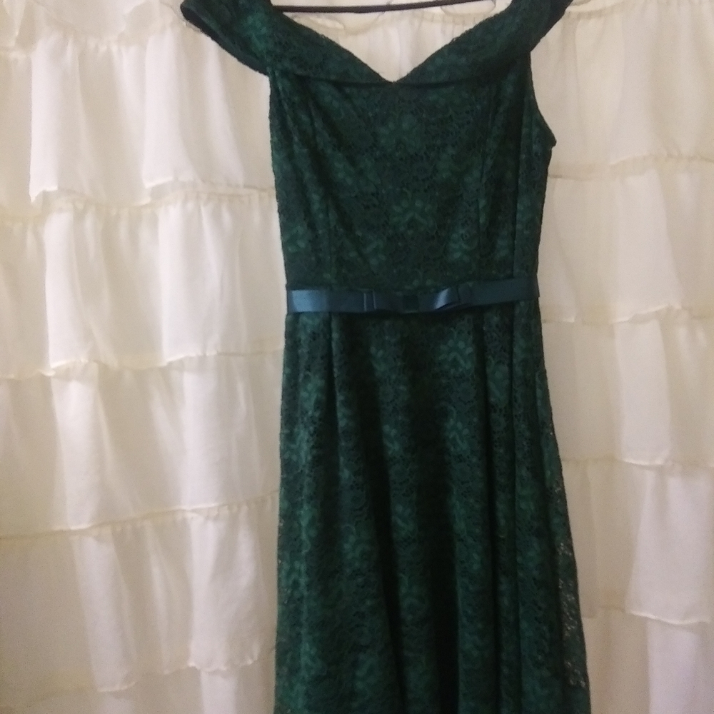 Gorgeous hunter green lace dress